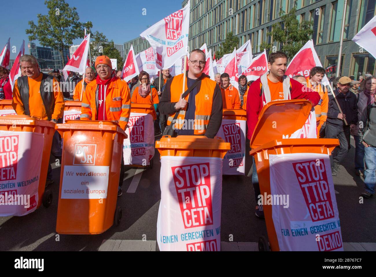 Les syndicalistes de verdi manifestent le 10.10.15 à Berlin contre l'accord de libre-échange TTIP. Le syndicat craint qu'un accord sur le TTIP ne conduirait à une plus grande privatisation des biens et services publics. [traduction automatique] Banque D'Images