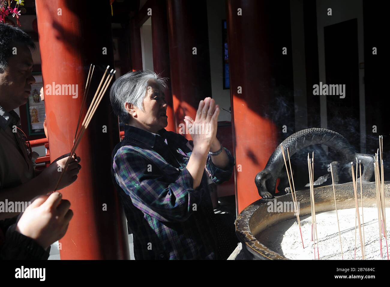 SINGAPOUR, le 18 février 2015 - les croyants prient au temple de Thian Hock Keng dans le quartier chinois de Singapour un jour avant le début des célébrations du nouvel an chinois. La nouvelle année est basée sur le calendrier lunaire chinois et est sous le signe de la brebis ou de la chèvre. Le temple est l'un des nombreux sites de la ville-état, dont les trois quarts de la population est composée de personnes d'ascendance chinoise. [traduction automatique] Banque D'Images