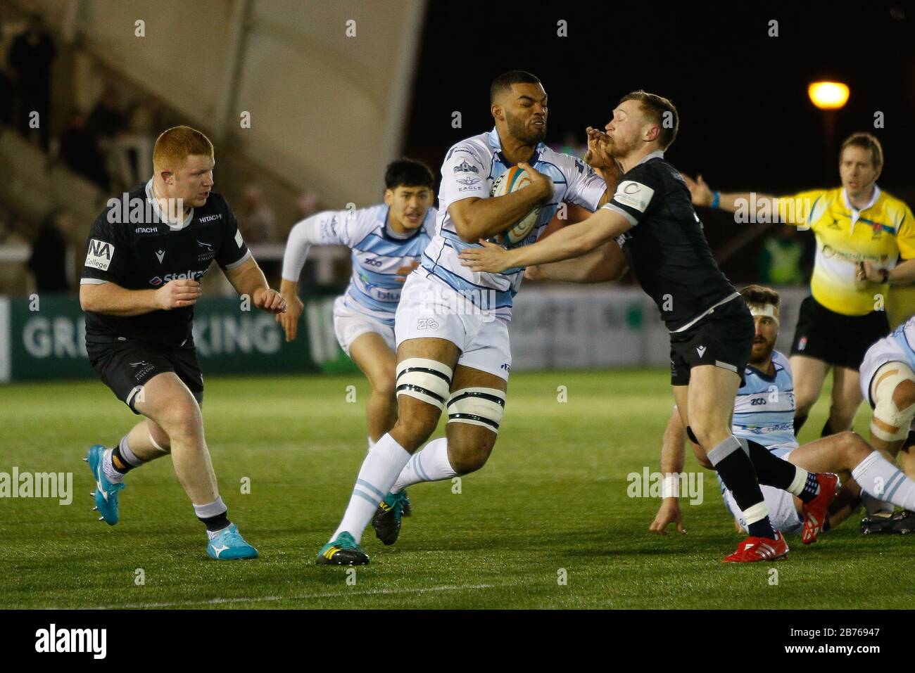 Newcastle, Royaume-Uni. 13 mars 2019. Newcastle UPON TYNE, ANGLETERRE - 13 MARS Jordan Onojaife of Bedford Blues est affronté par Brett Connon de Newcastle Falcons lors du match de championnat Greene King IPA entre Newcastle Falcons et Bedford Blues à Kingston Park, Newcastle le vendredi 13 mars 2020. (Crédit: Chris Lishman | Mi News) Usage Éditorial Seulement Crédit: Mi News & Sport /Alay Live News Banque D'Images