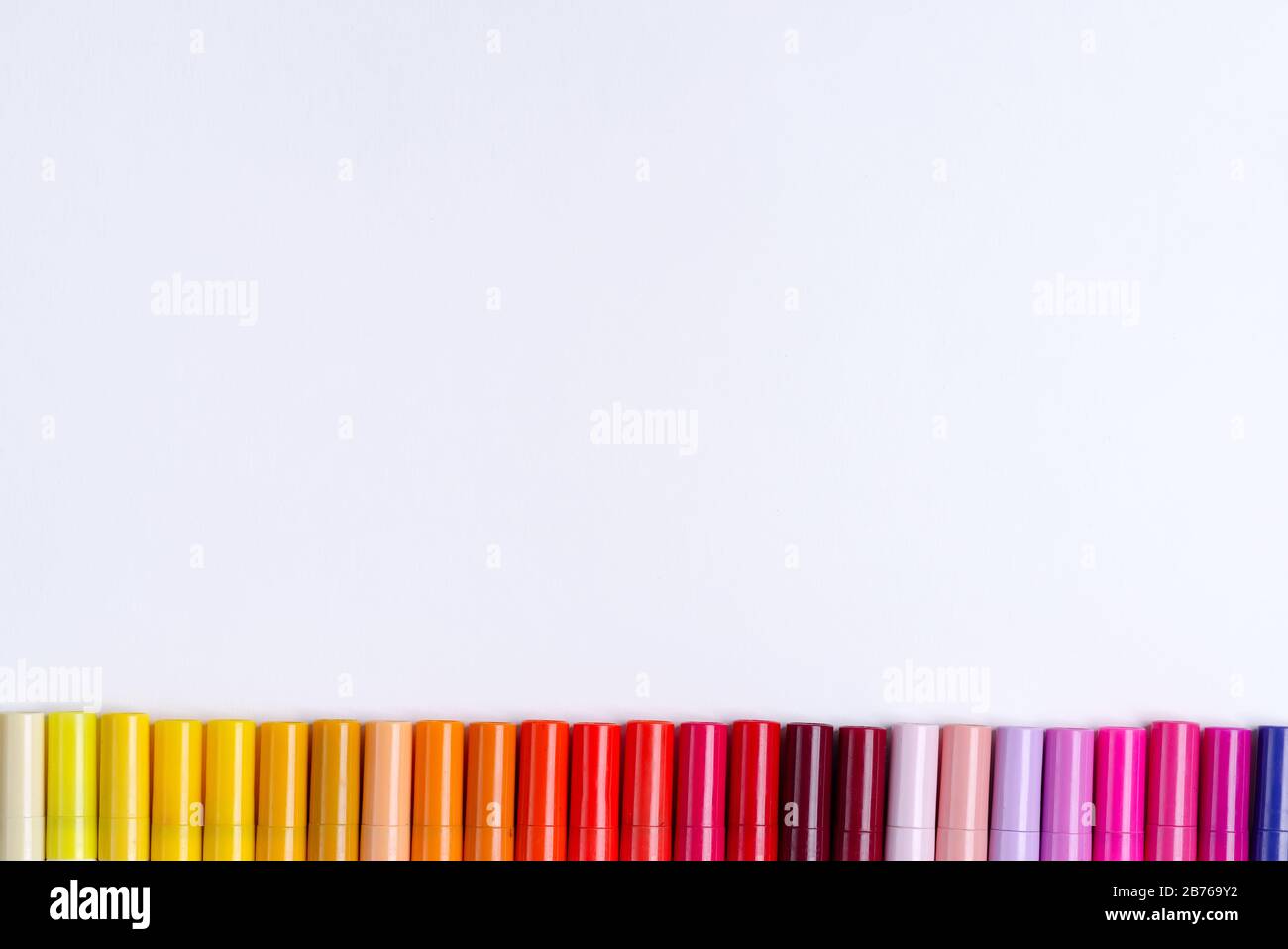 Tracé de bordure de peinture double face à partir de marqueurs multicolores sur fond blanc avec espace de copie. Vue de dessus. Banque D'Images
