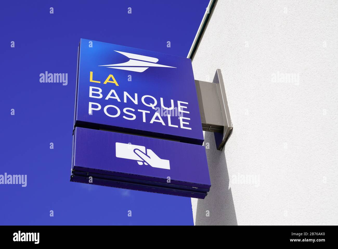 Bordeaux , Aquitaine / France - 10 15 2019 : la Banque postale signboard logo bleu bureau de magasin de poste de banque française signe Banque D'Images