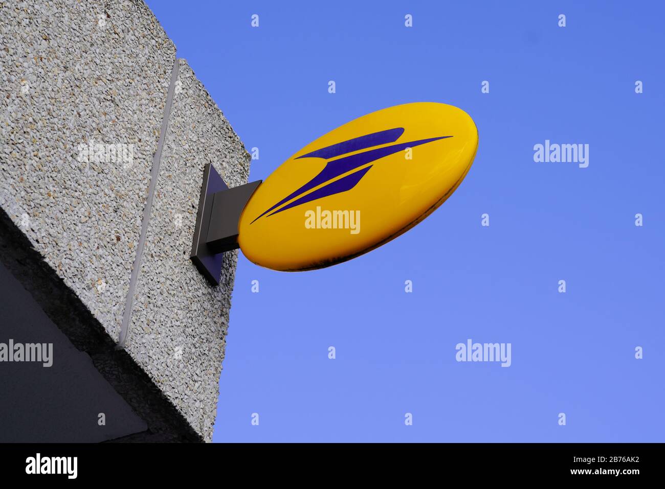 Bordeaux , Aquitaine / France - 10 15 2019 : détail fermeture du logo de la poste français signe sur bâtiment façade magasin bureau Banque D'Images