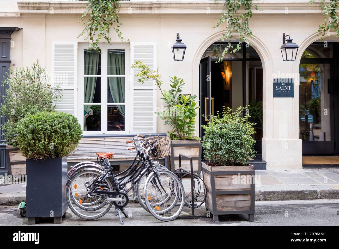 Vélos stationnés à l'entrée du Saint Hotel A Paris, Saint-Germain-des-Prés, Paris, France Banque D'Images