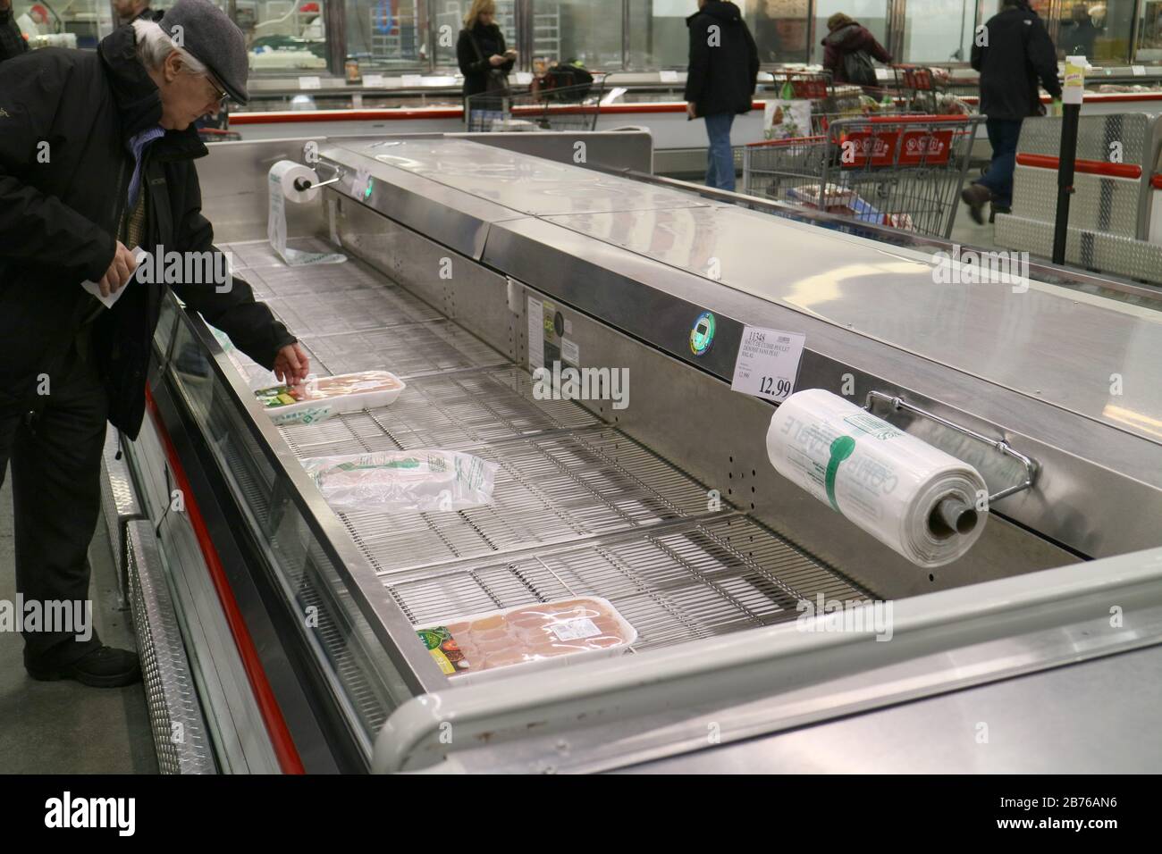 Vider les étagères dans un supermarché à Québec comme les gens paniquent acheter en réponse à l'hystérie Covid-19. Banque D'Images