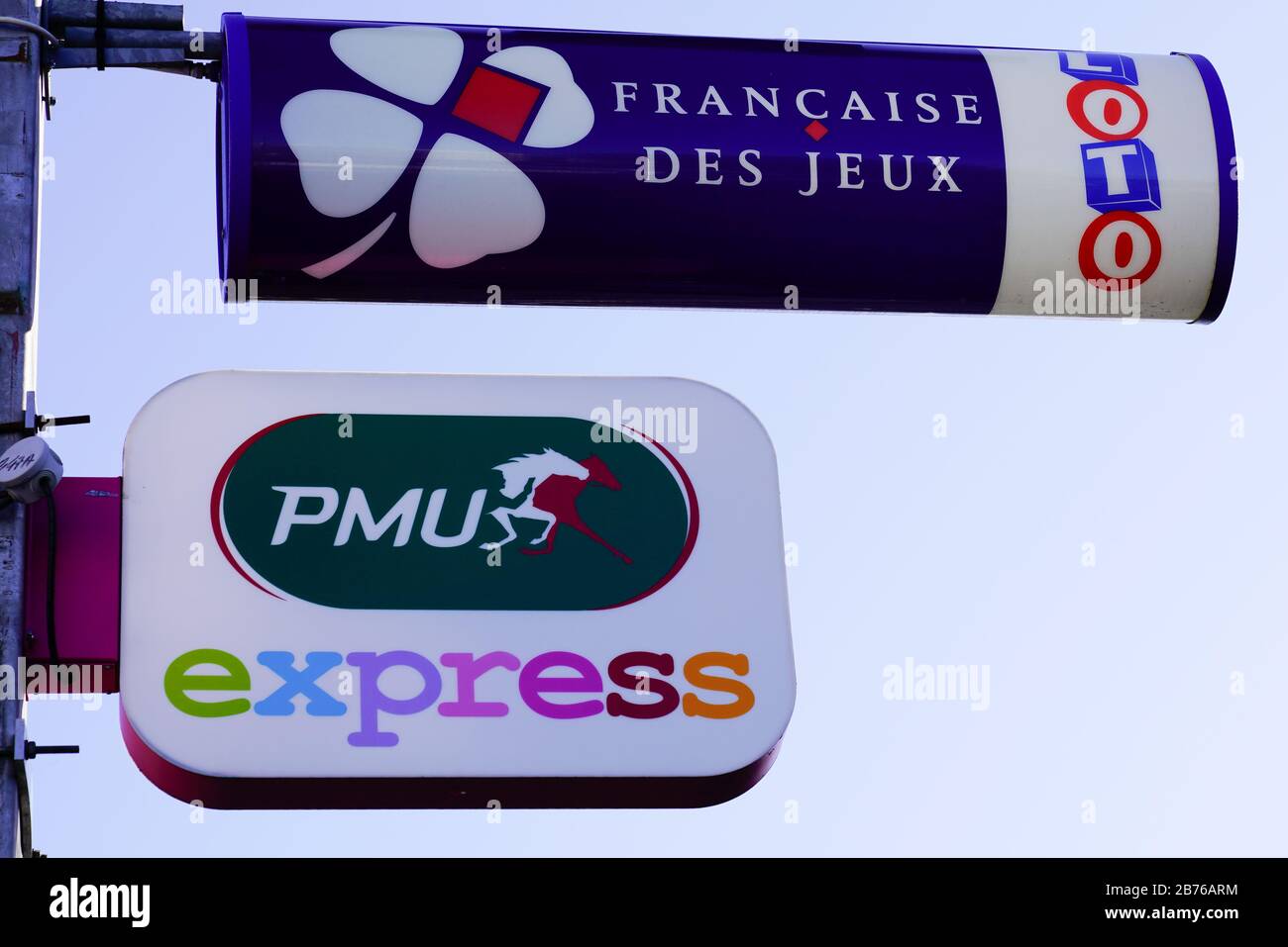 Bordeaux , Aquitaine / France - 11 13 2019 : PMU et fdj, le logo de la française des jeux sur le panneau avant du magasin Paris français organisation sportive et nationale Banque D'Images