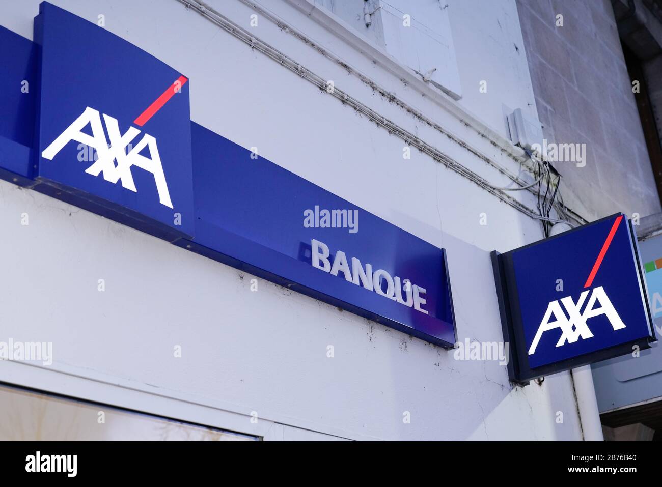 Bordeaux , Aquitaine / France - 01 15 2020 : logo axa la banque signe une assurance multinationale française Banque D'Images