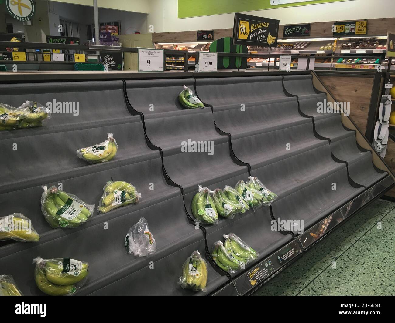 Glasgow, Écosse, 13 Mars 2020. Les rayons vides des supermarchés en raison des gens paniquent l'achat et le stockage des aliments avant la reprise attendue dans les cas de Coronavirus Covid-19, à Glasgow, en Écosse. Crédit Photo: Jeremy Sutton-Hibbert/ Alay Live News. Banque D'Images