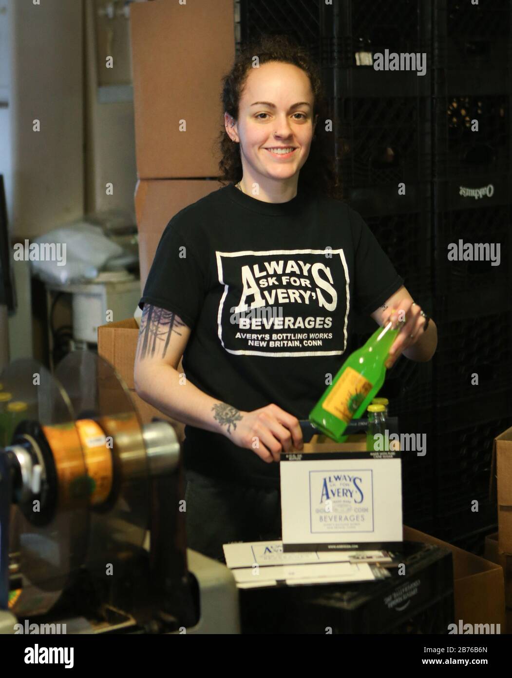 Nouvelle-Bretagne, CT, États-Unis. 13 mars 2020. Associé RUTH ZAUCH met en six paquets des bouteilles du cocktail Coronavirus sur les boissons d'Avery. Avery's est en affaires depuis 1904, et fait soda dans plus de 35 saveurs. Ils produisent également une ligne de ''Sodas Totalement brut'' comme le bug Barf, le calcaire toxique, le Mucus de monstre et le Jus de cerveau de Zombie. Avery fait aussi des sodas en édition limitée concernant des choses dans les nouvelles, comme Si long Oussama, A Dégonflé le ballon Brew en rapport avec la Ligue nationale de football, et plus récemment Peach-Mint Soda avec Donald Trump sur l'étiquette. Crédit: Zuma Press, Inc./Alay Live News Banque D'Images