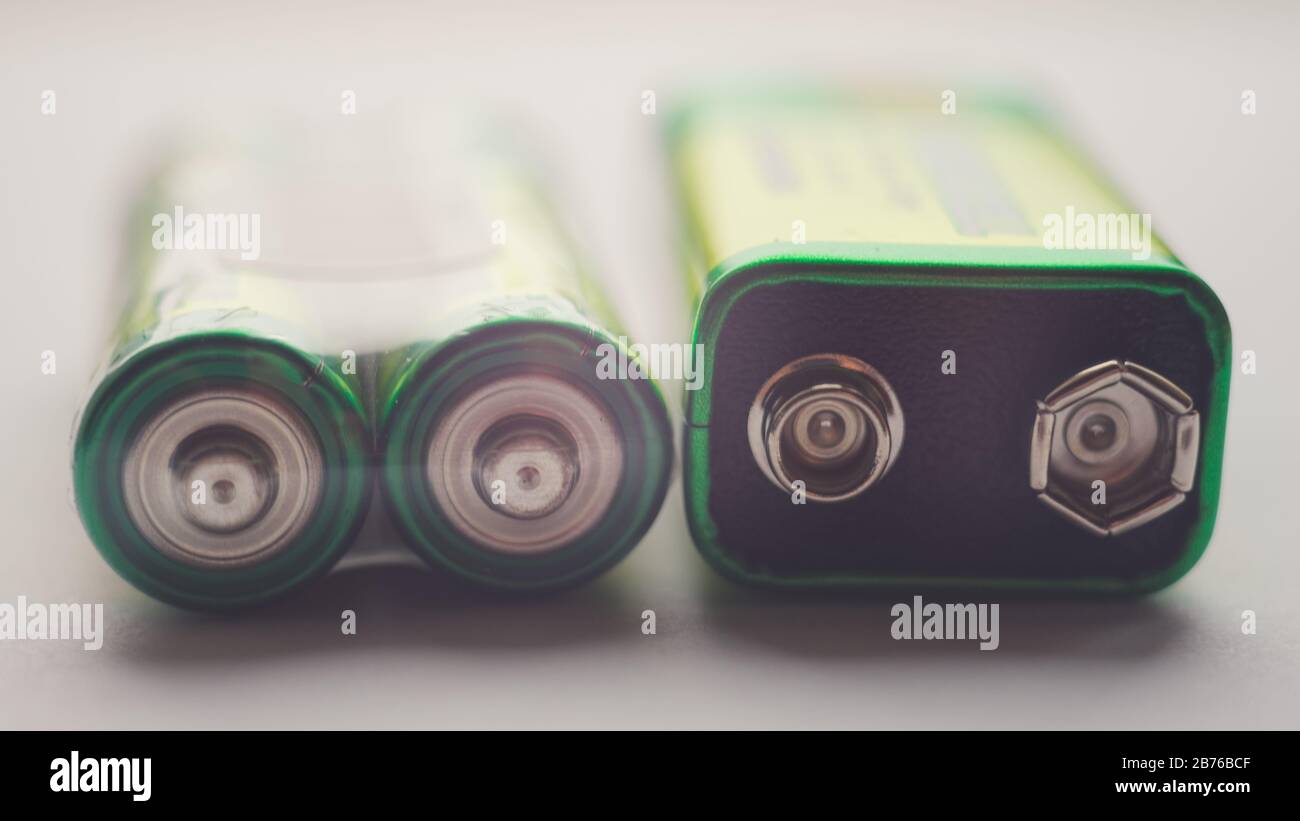 Deux types de batteries différents sur le gros plan de la table Banque D'Images