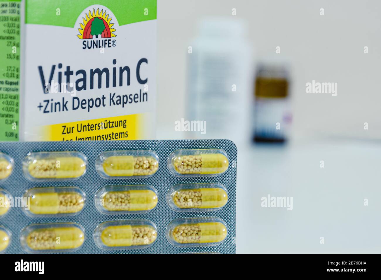 Vienne / Autriche / 12 mars 2020: Les pilules de vitamine C à l'extérieur et à l'intérieur de la boîte écrite en allemand bon pour la santé Banque D'Images
