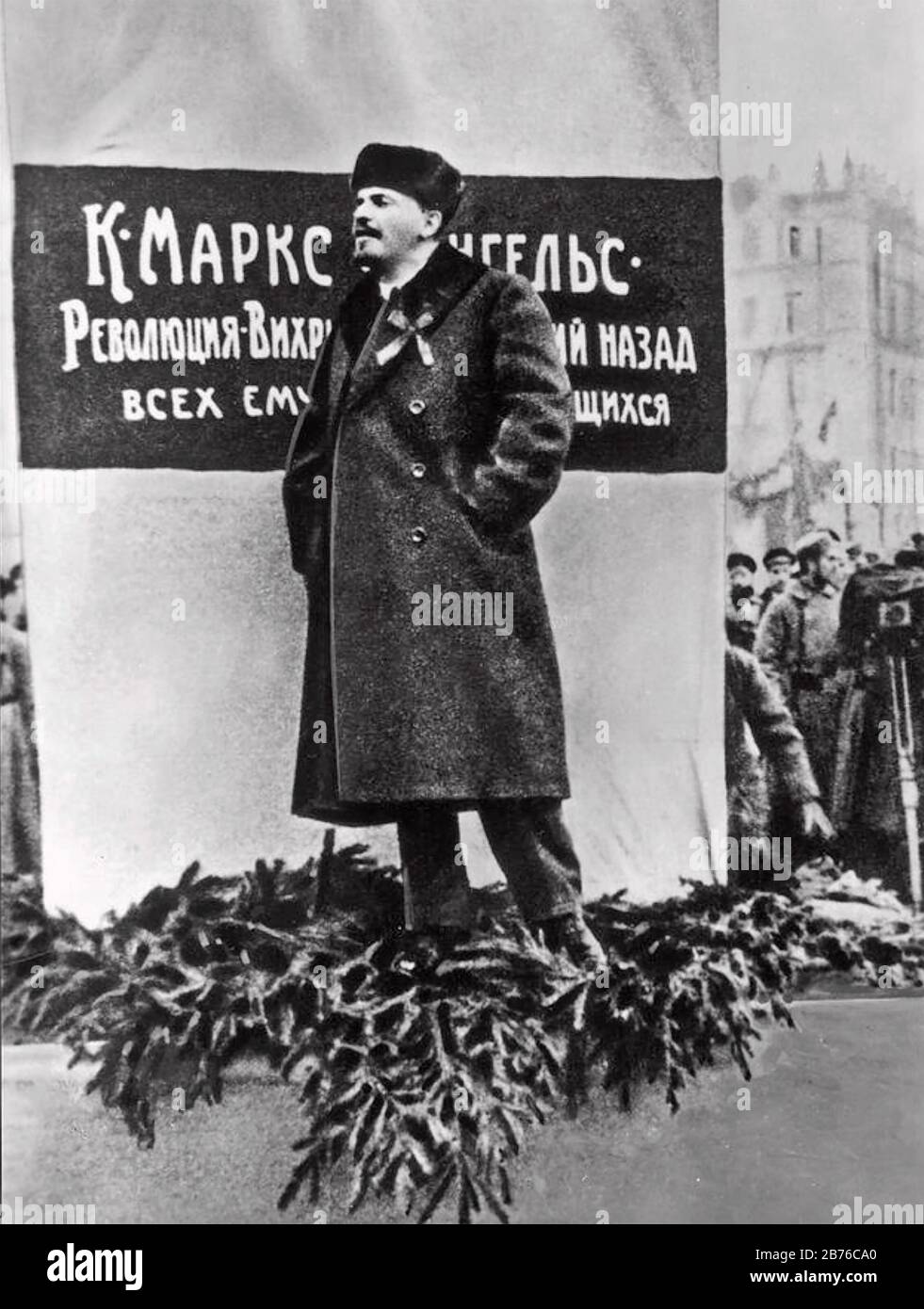 VLADIMIR LÉNINE (1870-1924) parlant au dévoilement à Moscou d'une statue et d'un mémorial à Marx et Engels, le 7 novembre 1918 Banque D'Images