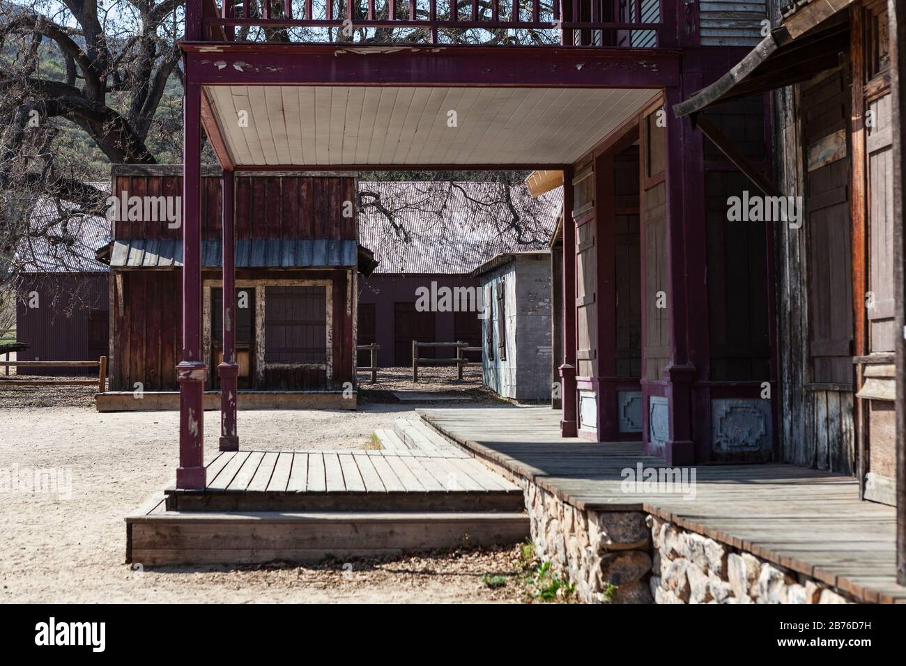 Des bâtiments rustiques appartenant au parc national américain possédaient un ensemble de films dans le site de Paramount Ranch de la région des loisirs nationaux des montagnes de Santa Monica, près de Los Angeles. Banque D'Images