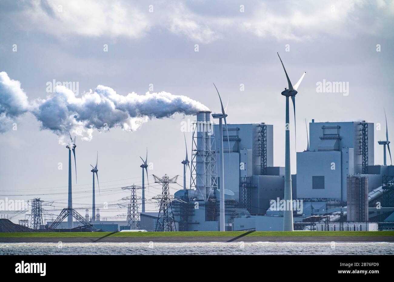 Energy Park Eemshaven, diverses centrales électriques et les parcs éoliens Westereems et Growind, un total de plus de 80 éoliennes, centrale électrique à charbon RWE Ee Banque D'Images