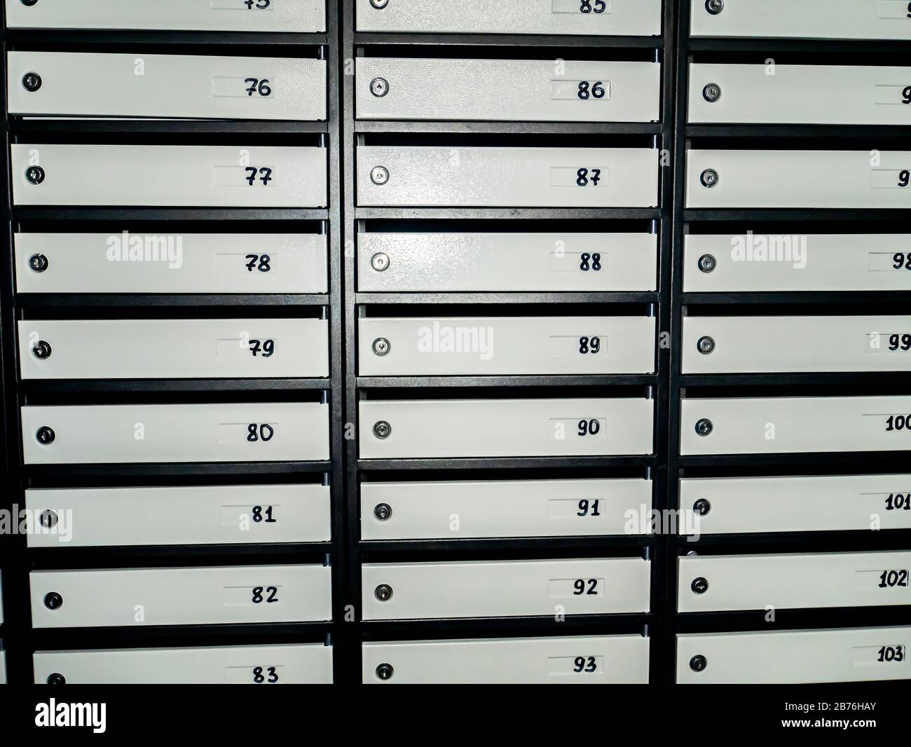 Un bloc de boîtes aux lettres avec des numéros dans un bâtiment résidentiel. Banque D'Images