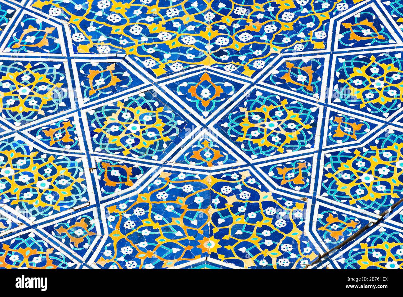 Vue rapprochée montrant les détails colorés, les ornements islamiques et la majolica florale (carreaux de céramique) à Divan-Beghi Khanaka, Boukhara, Ouzbékistan. Banque D'Images