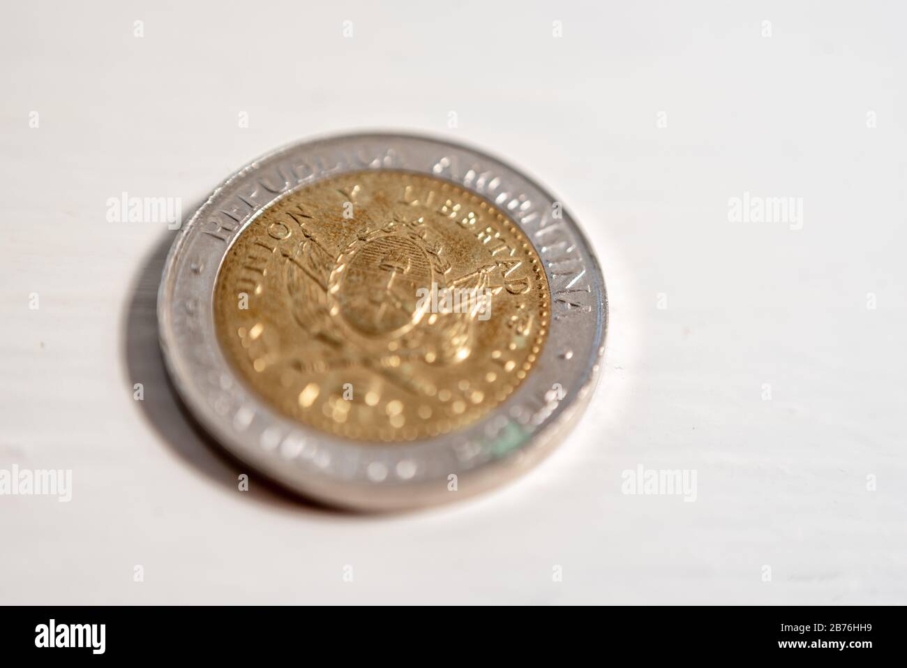 Macrophotographie d'une pièce de peso Argentine sur fond blanc Banque D'Images