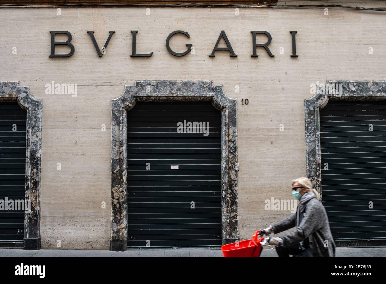 Toutes les marques de mode les plus célèbres ont fermé leurs magasins Dans La Via dei Condotti, dans le centre de Rome, l'une des rues commerçantes les plus célèbres de la capitale, en raison de l'épidémie de Coronavirus qui a frappé l'Italie. Banque D'Images