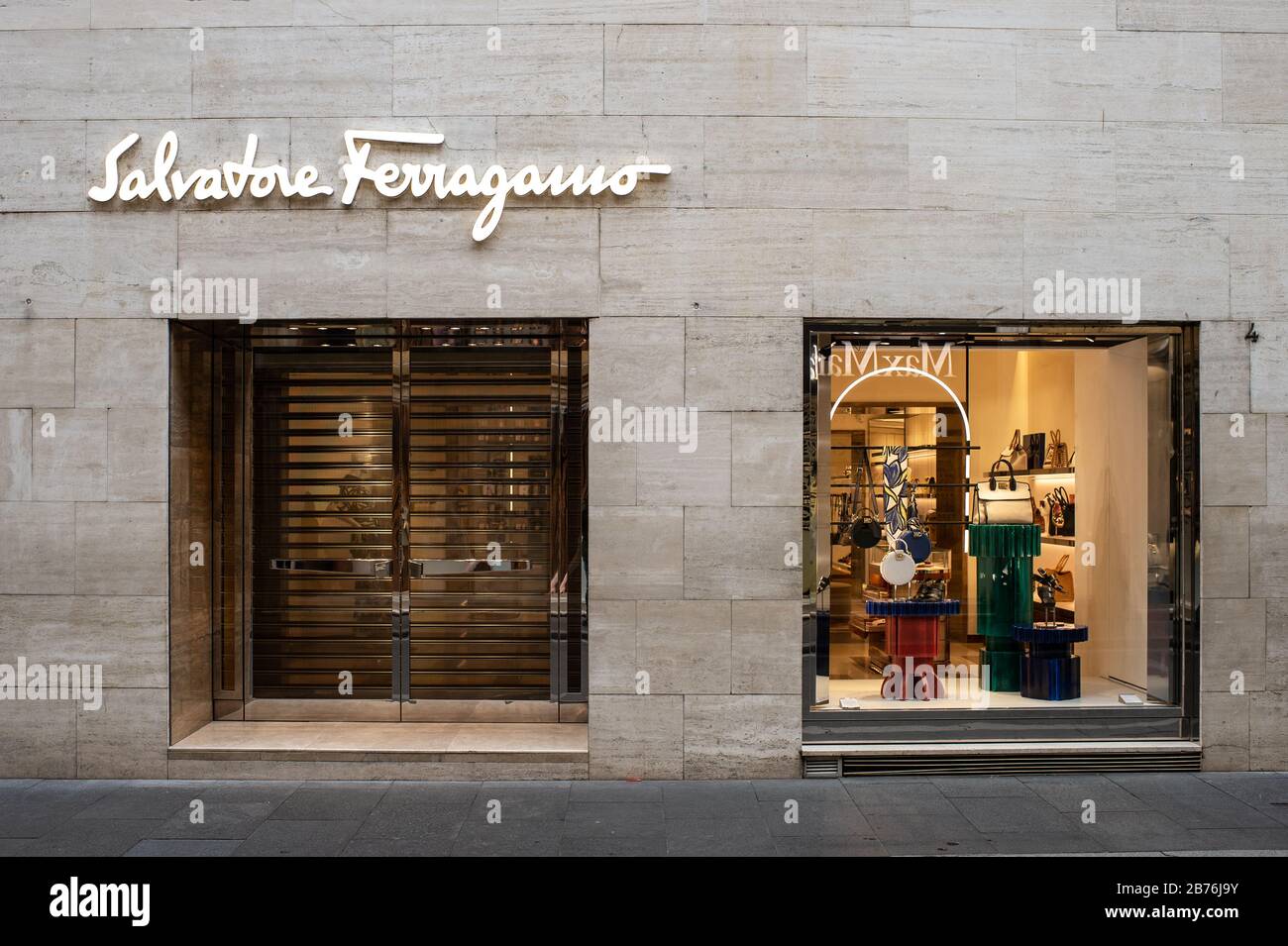 Toutes les marques de mode les plus célèbres ont fermé leurs magasins Dans La Via dei Condotti, dans le centre de Rome, l'une des rues commerçantes les plus célèbres de la capitale, en raison de l'épidémie de Coronavirus qui a frappé l'Italie. Banque D'Images