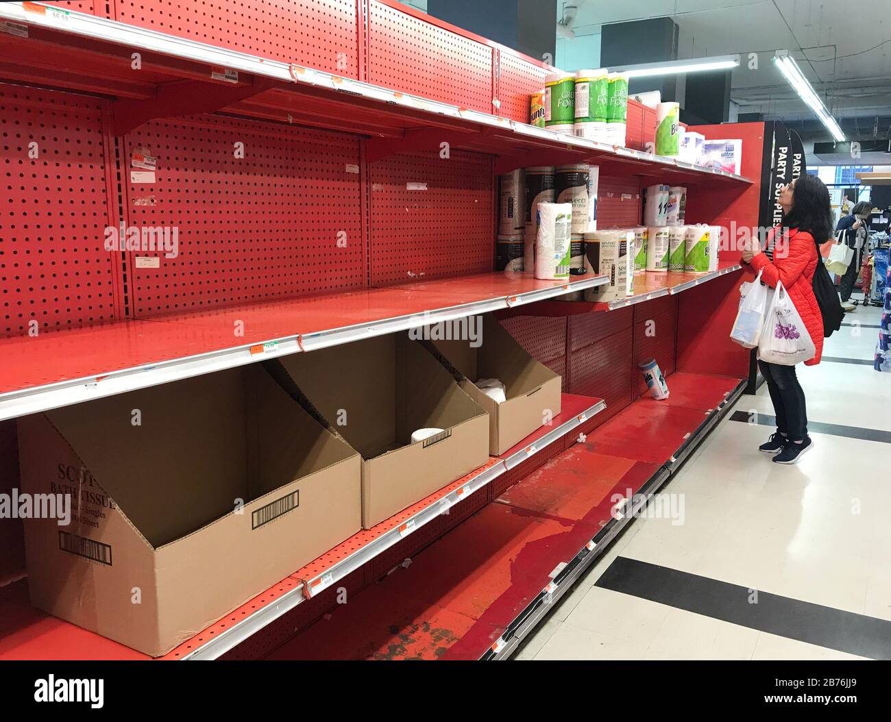 New York, NY, États-Unis, 13 mars 2020. Vider les étagères d'une pharmacie Duane Reade à Manhattan en raison de l'achat de panique pendant l'éclosion de Coronavirus COVID-19. Banque D'Images