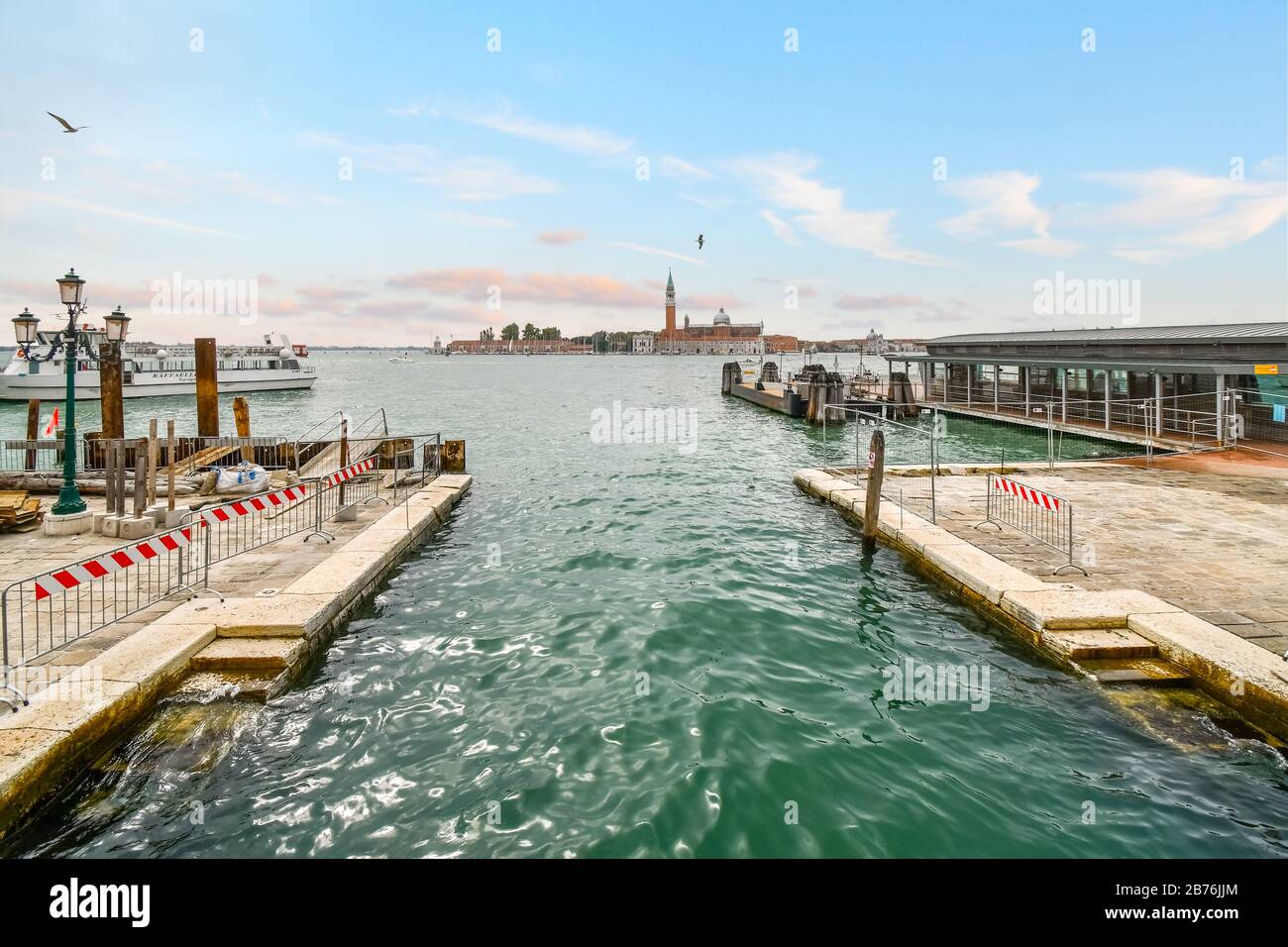 Vue de la promenade Riva degli Schiavoni donnant sur l'église San Giorgio Maggiore et son clocher à Venise, en Italie. Banque D'Images