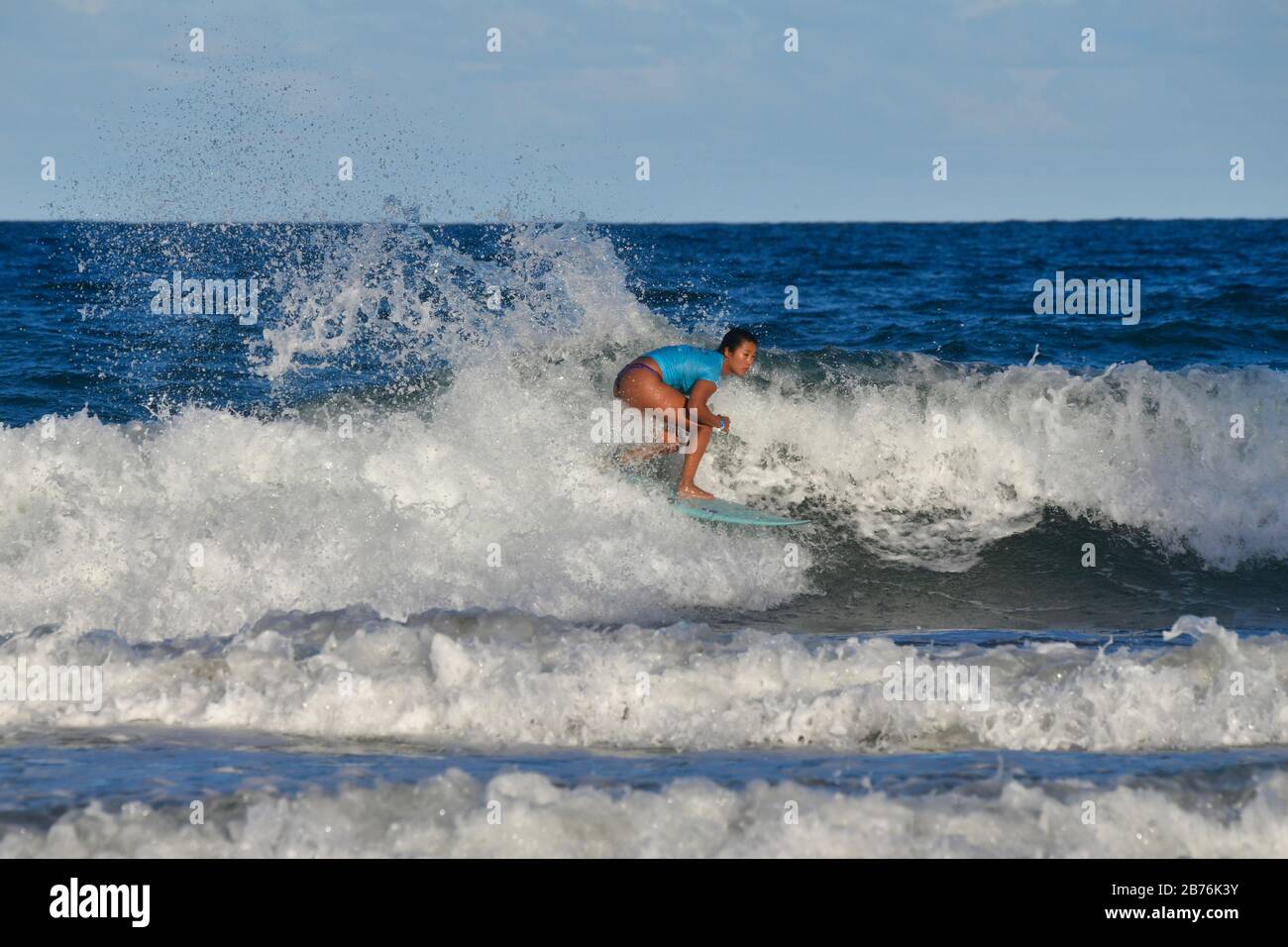 Mahina Maeda en compétition dans le Sydney Surf Pro 2020 Banque D'Images