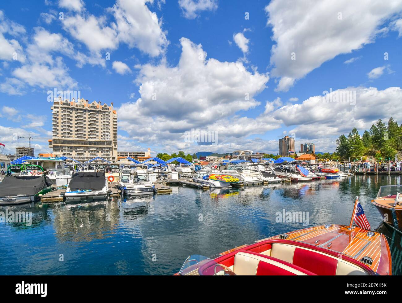 Les touristes et les habitants profiter du bateau en bois annuel montrent à la promenade dans la ville de montagne de Coeur d'Alene, Idaho, dans le nord-ouest de l'intérieur. Banque D'Images