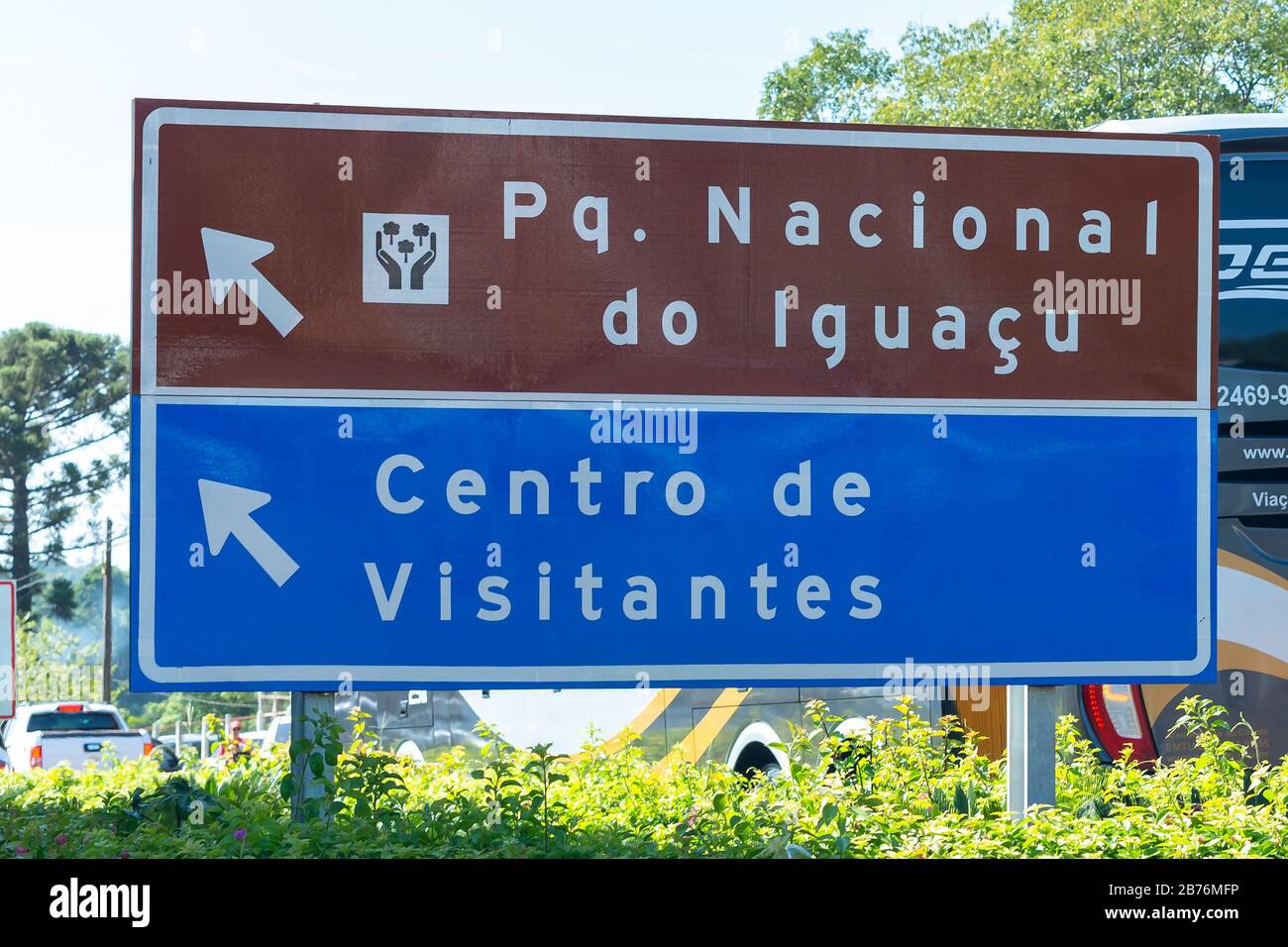 Panneau de signalisation indiquant les directions vers le parc national d'Iguaçu et le centre d'accueil au Brésil. Destination touristique populaire en Amérique du Sud. Banque D'Images