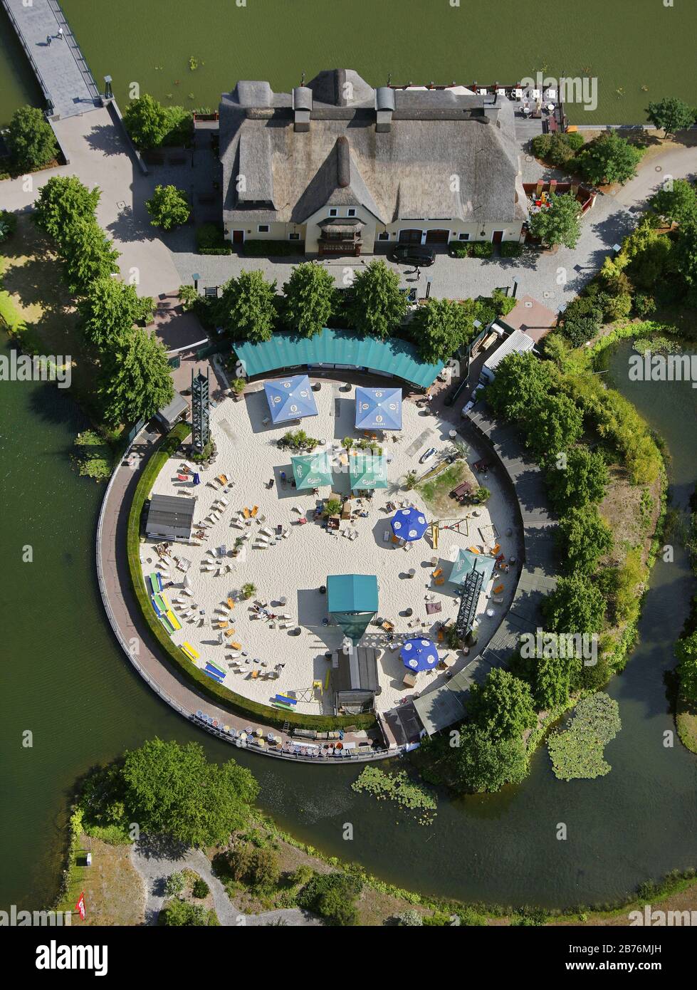 Salle à manger avec restaurant en plein air et bar de plage sur le site de la brasserie Zeche Jacobi à Oberhausen, 30.05.2011, vue aérienne, Allemagne, Rhénanie-du-Nord-Westphalie, région de la Ruhr, Oberhausen Banque D'Images