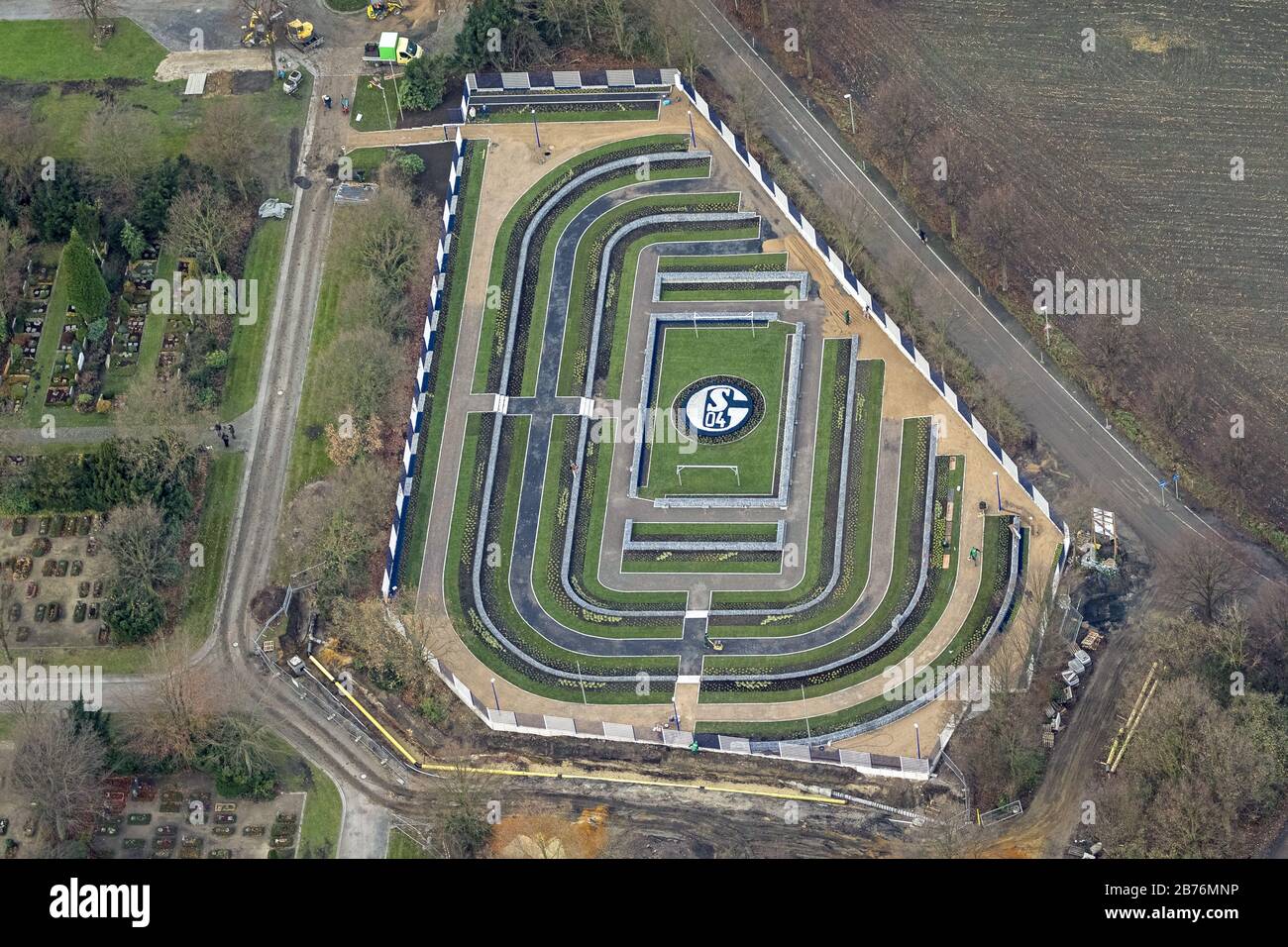 Fan Trailgraveyard du club Schalke 04 tradition du football dans le cimetière Beckhausen-Sutum, 05.12.2012, vue aérienne, Allemagne, Rhénanie-du-Nord-Westphalie, Ruhr Area, Gelsenkirchen Banque D'Images Fan Trailgraveyard du club Schalke 04 tradition du football dans le cimetière Beckhausen-Sutum, 05.12.2012, vue aérienne, Allemagne, Rhénanie-du-Nord-Westphalie, Ruhr Area, Gelsenkirchen Banque D'Images