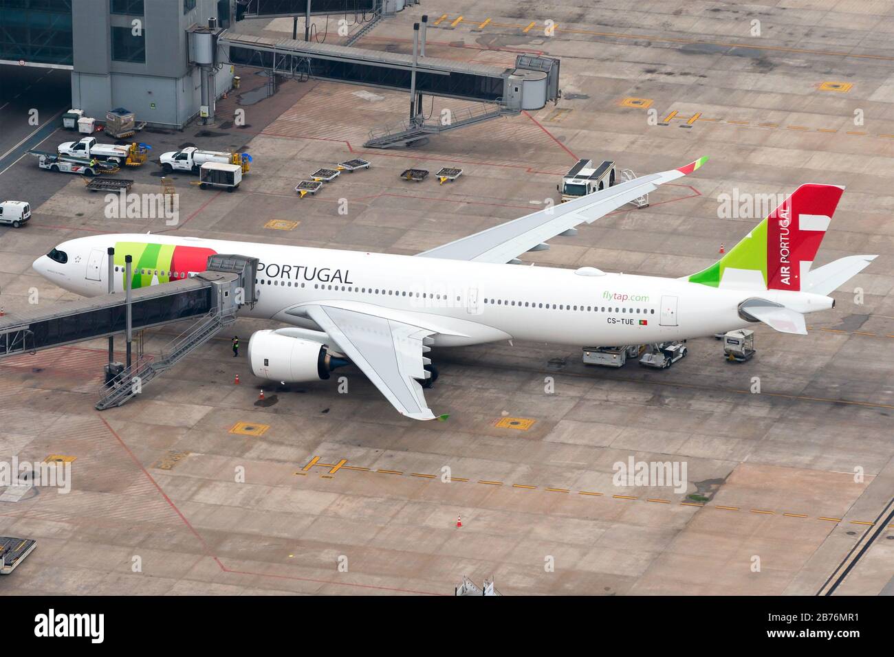 TAP Air Portugal Airbus A330 NEO stationné au pont-jet du terminal de l'aéroport international de Guarulhos à Sao Paulo, Brésil. Compagnie aérienne portugaise. Banque D'Images