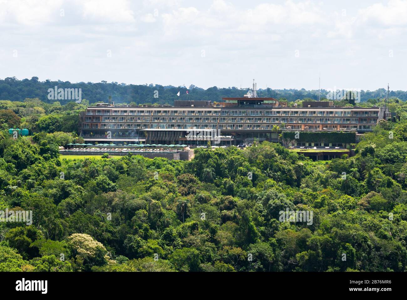 Vue sur le Gran Meliá Iguazu Hôtel de luxe cinq étoiles entouré par la forêt tropicale et la jungle. Hébergement haut de gamme à Puerto Iguazu, Argentine. Banque D'Images