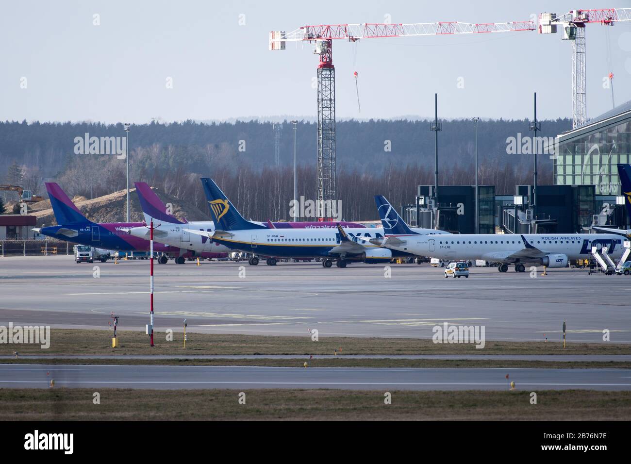Compagnie aérienne à bas prix Ryanair Boeing 737-800 et compagnie aérienne à bas prix Wizz Air Airbus A320-200 à l'aéroport Lech Walesa de Gdansk, en Pologne. Mars Banque D'Images