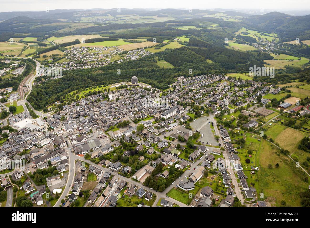 , centre-ville de Winterberg avec Oversum Vital Resort, 21.07.2012, vue aérienne, Allemagne, Rhénanie-du-Nord-Westphalie, Sauerland, Winterberg Banque D'Images