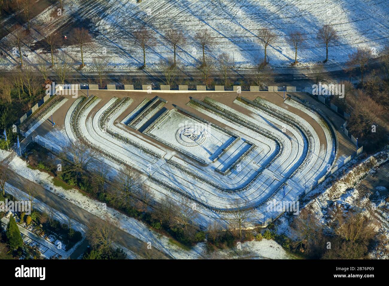 Fan Trailgraveyard du club Schalke 04 tradition du football dans le cimetière Beckhausen-Sutum en hiver, 28.12.2014, vue aérienne, Allemagne, Rhénanie-du-Nord-Westphalie, région de la Ruhr, Gelsenkirchen Banque D'Images Fan Trailgraveyard du club Schalke 04 tradition du football dans le cimetière Beckhausen-Sutum en hiver, 28.12.2014, vue aérienne, Allemagne, Rhénanie-du-Nord-Westphalie, région de la Ruhr, Gelsenkirchen Banque D'Images