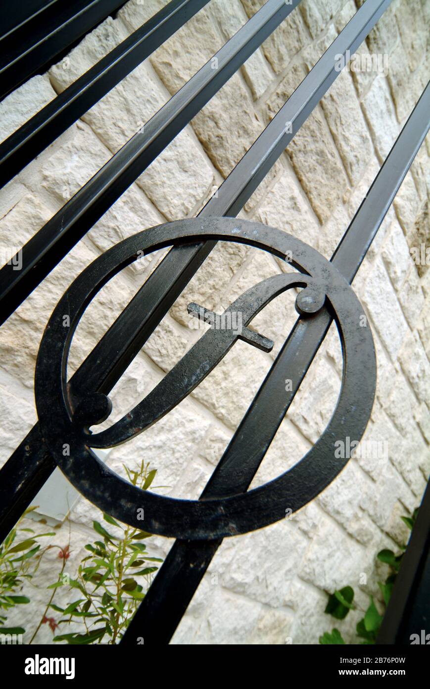 Grille en fer ornée de la lettre « F » Banque D'Images