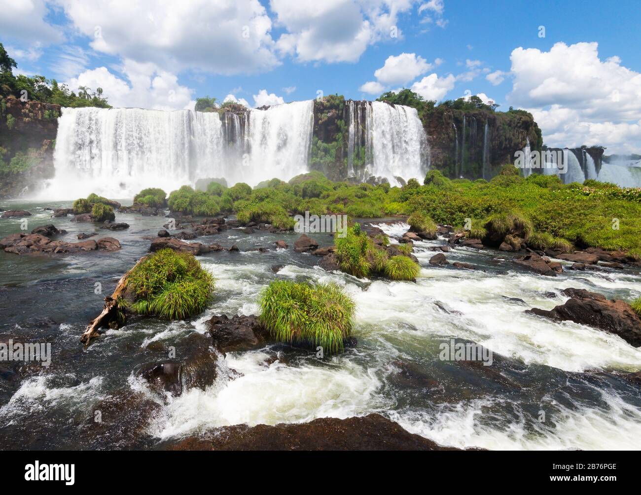 Chutes d'Iguaçu dans le parc national d'Iguazu au Brésil. Le débit d'eau de la rivière Parana montre des chutes et un fort cours d'eau. Banque D'Images
