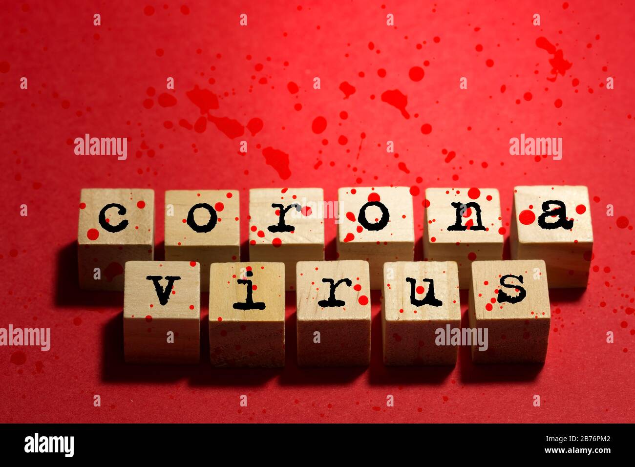Le virus Corona est écrit sur des cubes en bois avec les taches rouges Banque D'Images