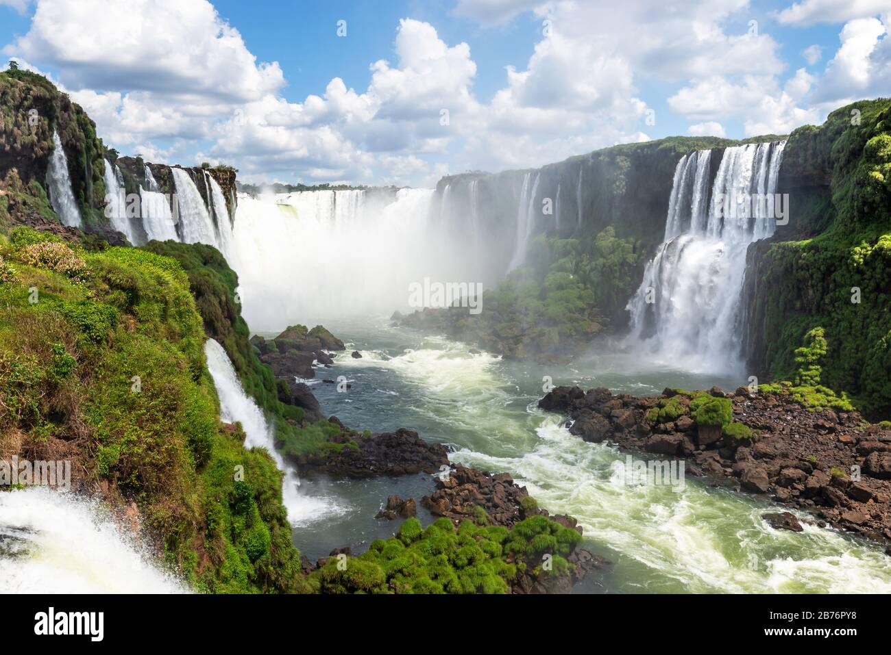 Paysage naturel de Cataras do Iguaçu, aussi connu sous le nom de chutes d'Iguazu à la frontière du Brésil et de l'Argentine. L'eau de gorge du diable tombe la rivière Parana Banque D'Images