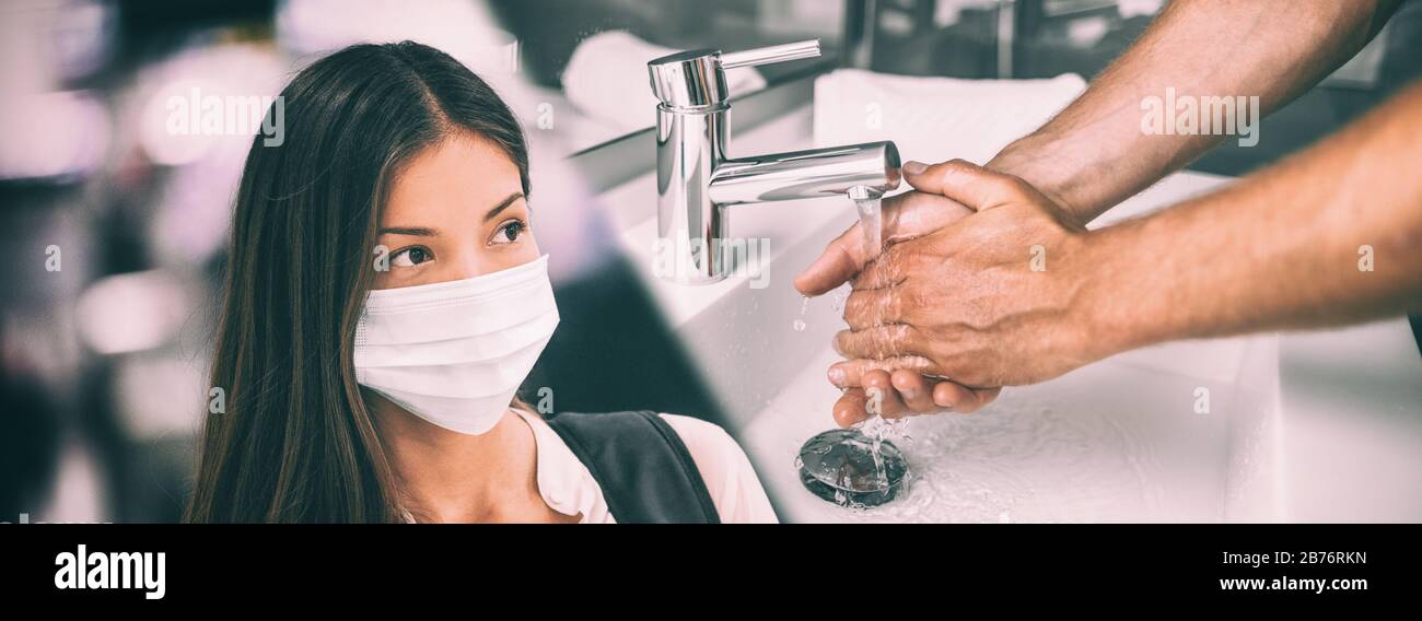 Coronavirus Wuhan Chine foyer asiatique chinoise femme portant masque de visage contre homme se laver les mains dans l'eau chaude frottant dans la bannière panoramique savon. Banque D'Images