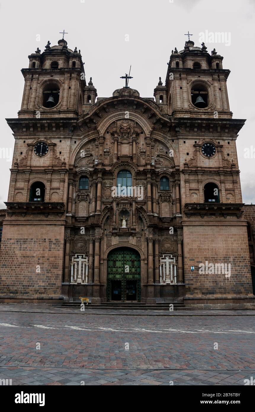 Façade du Temple de la Compagnie de Jésus avec un chien devant la place principale de Cusco, au Pérou Banque D'Images
