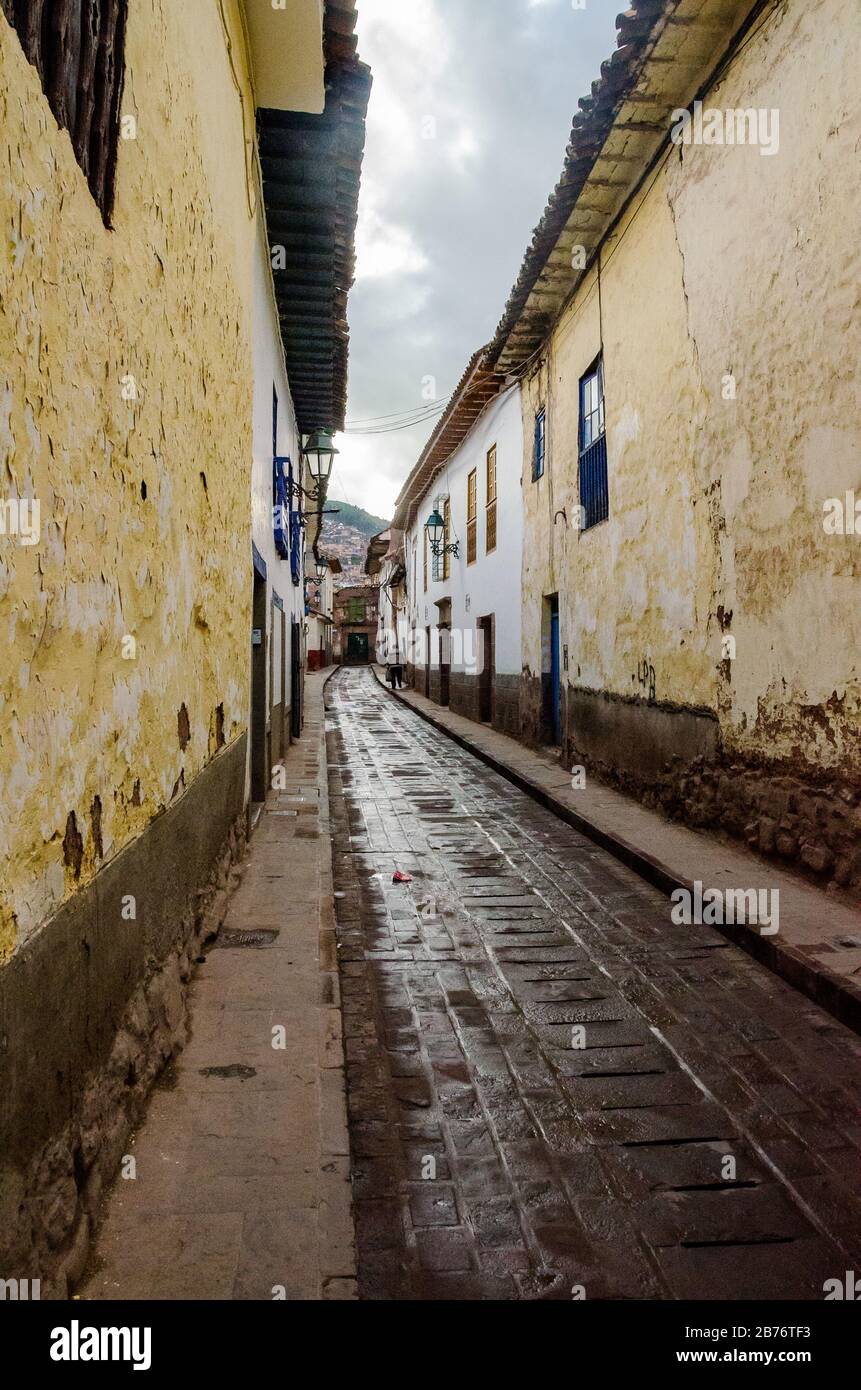 Vue sur une rue pavée classique avec des bâtiments anciens à Cusco, au Pérou Banque D'Images