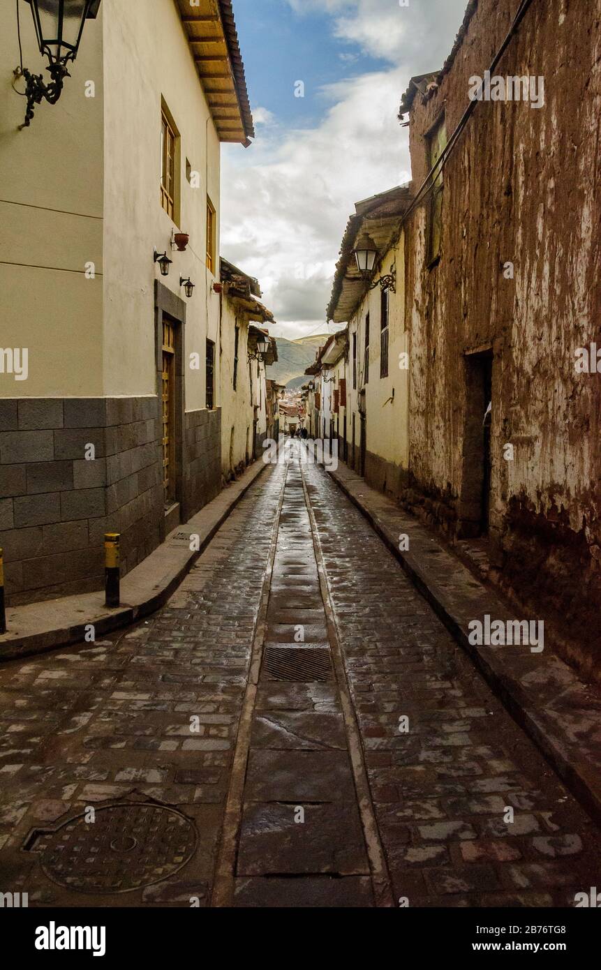 Vue sur une rue pavée classique avec des bâtiments anciens à Cusco, au Pérou Banque D'Images
