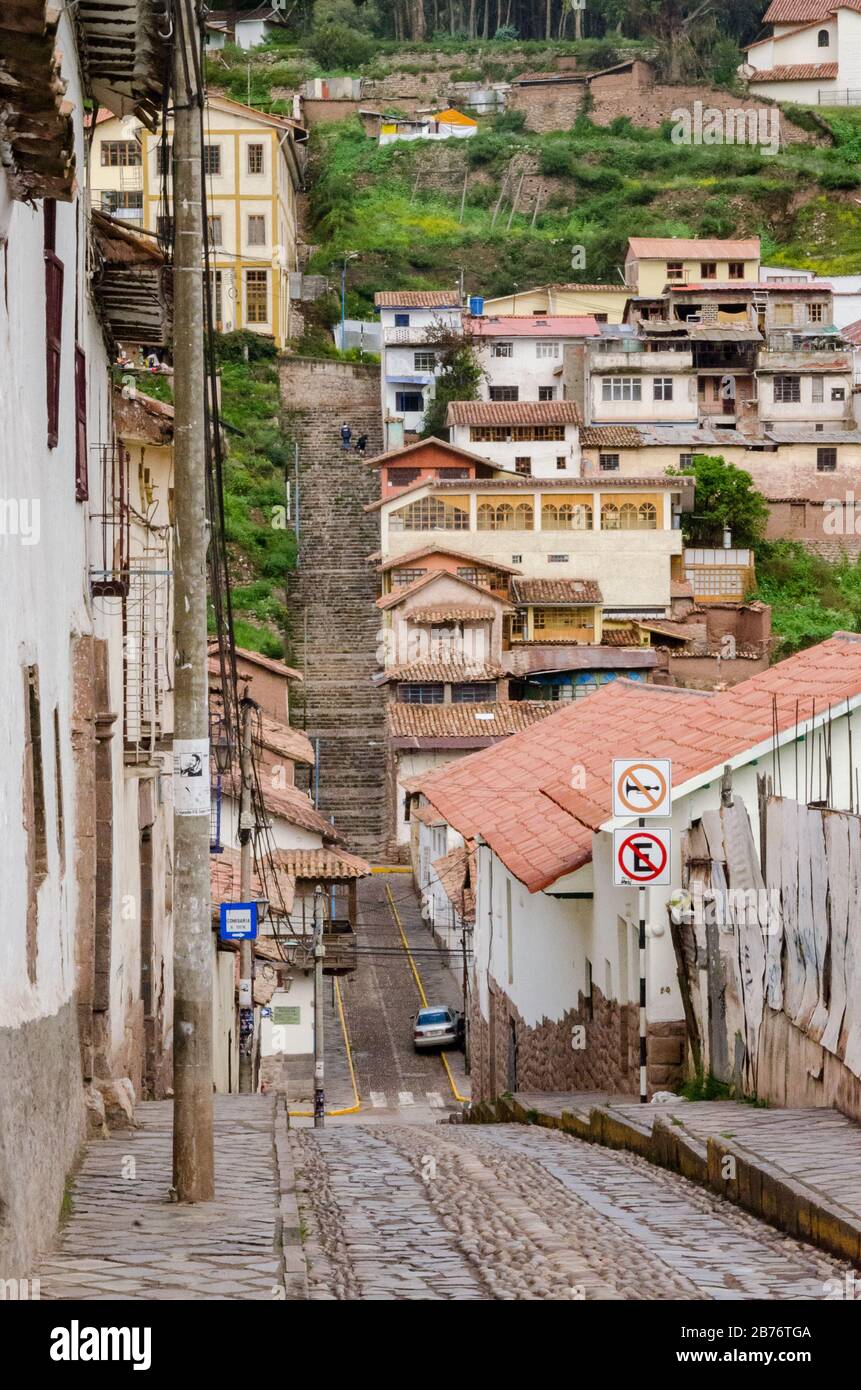 Vue sur la rue pavée classique avec des bâtiments anciens et à l'arrière, 'la rue Amargura' à Cusco, au Pérou Banque D'Images