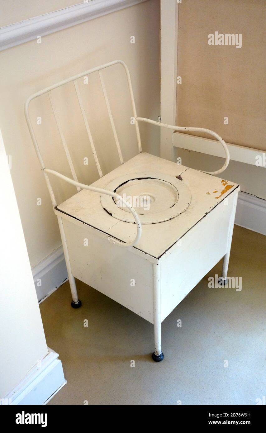 Commode hospitalier, début du XXe siècle. Banque D'Images Commode hospitalier, début du XXe siècle. Banque D'Images