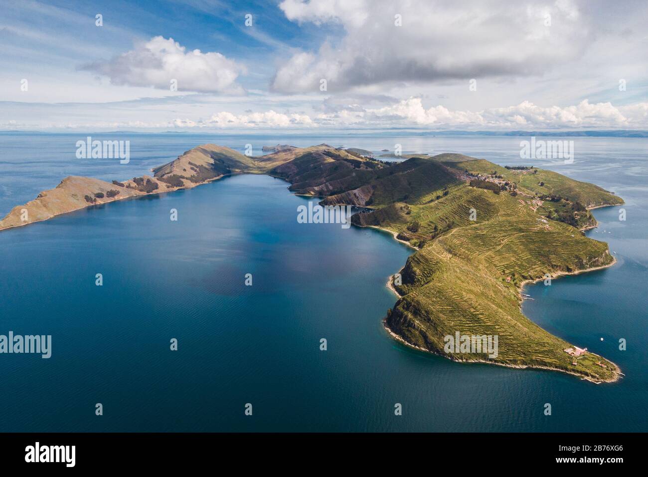 Vue aérienne de Sun Island (en espagnol: Isla del sol ) sur le lac Titicaca en Bolivie, en Amérique du Sud. Banque D'Images