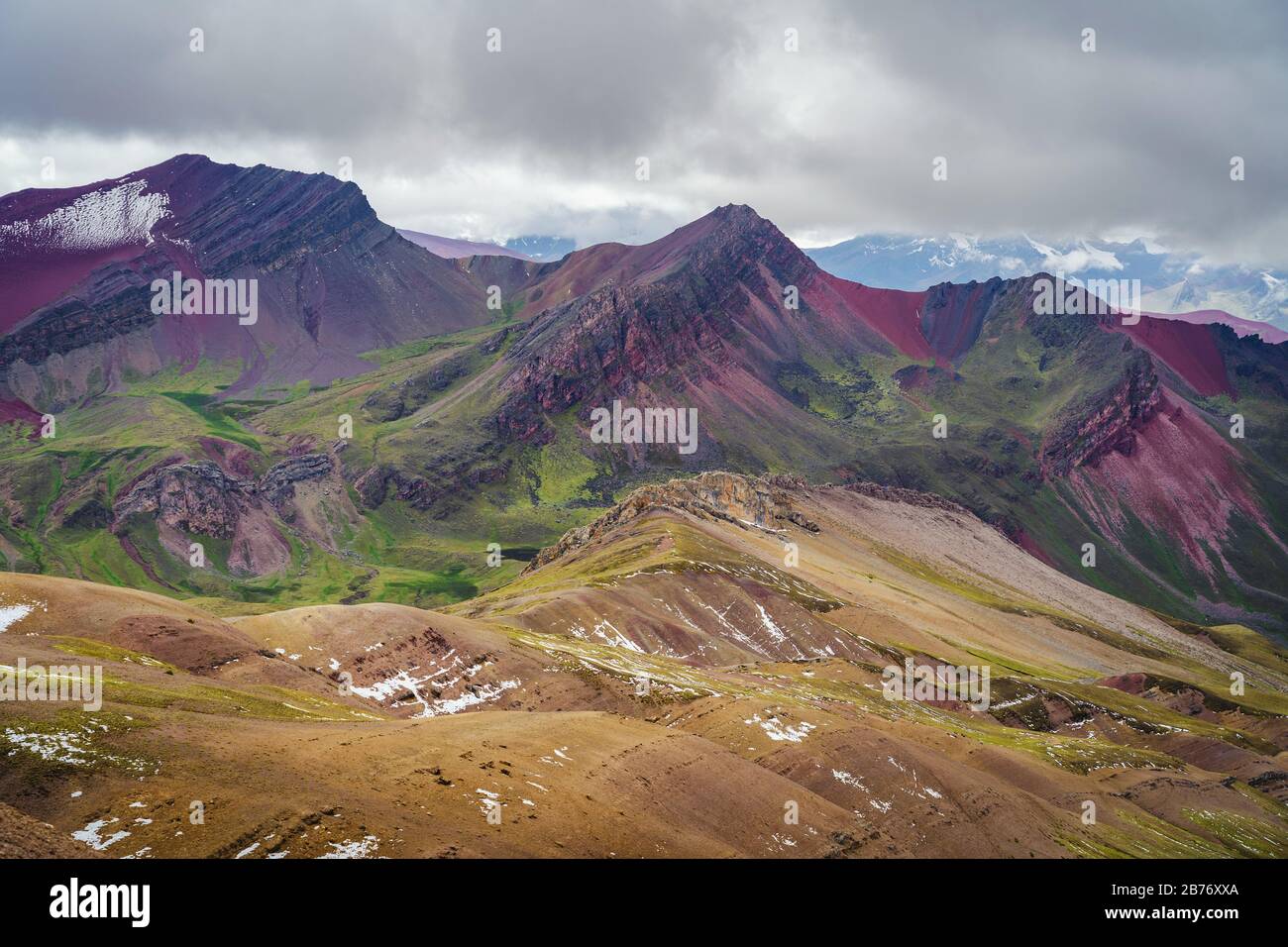 Vallée rouge près de la montagne Vinicunca Rainbow dans la Cordillera de Vilcanota, région de Cusco, Pérou. Banque D'Images