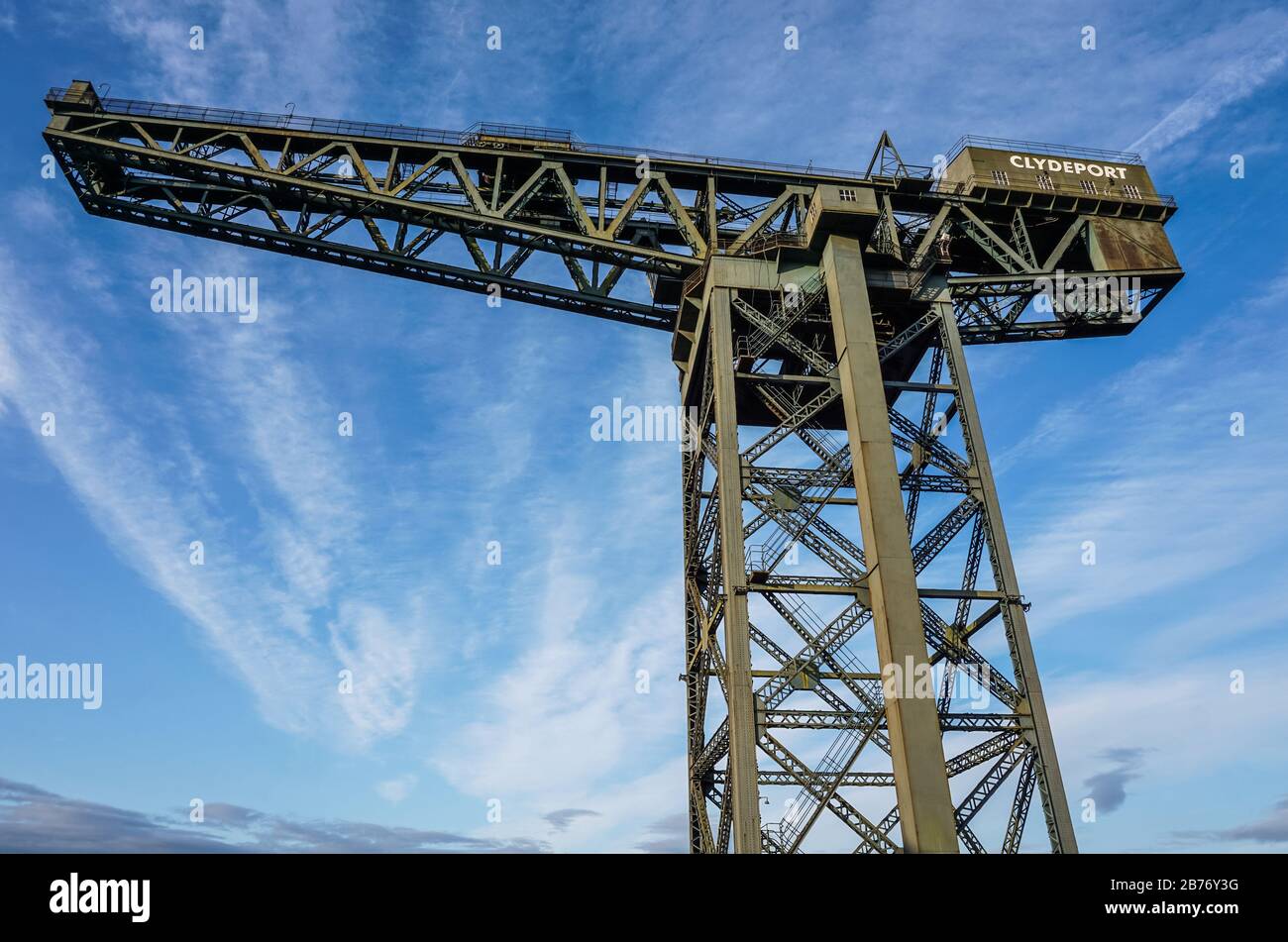 En regardant le Finnieston ou Stobcross Crane, sur la rivière Clyde à Glasgow, en Écosse. Banque D'Images