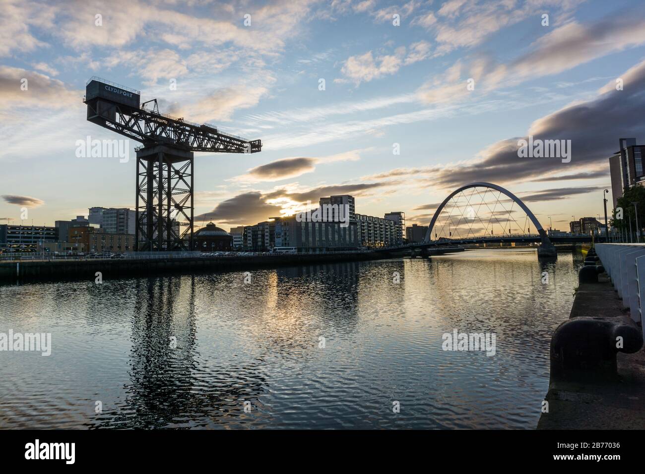 Vue prise à l'aube en regardant vers l'est le long de la Clyde à Glasgow, prise du Pont de Bell et montrant le Finnieston ou Stobcross Crane. Banque D'Images