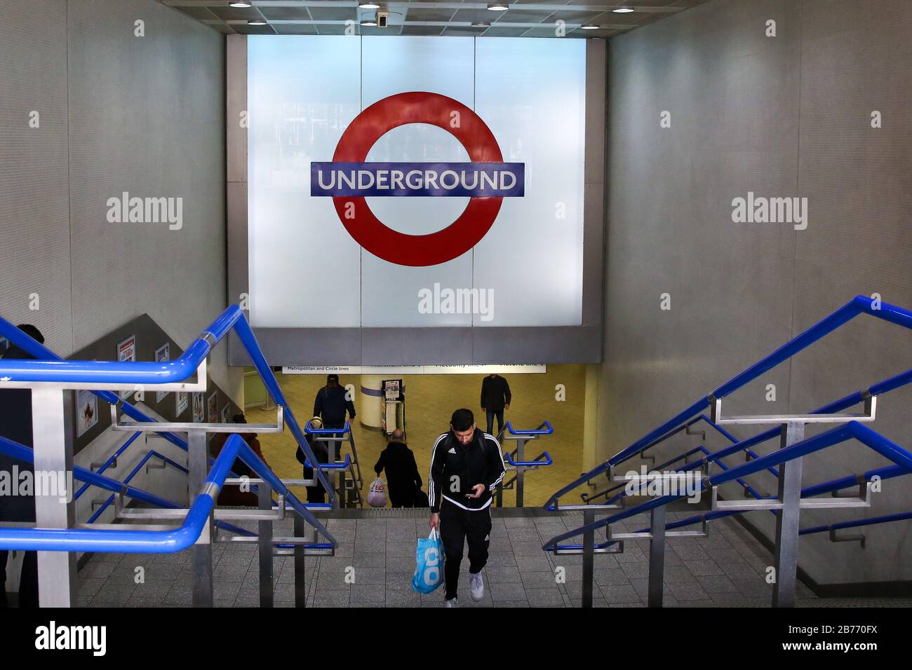 Londres, Royaume-Uni. 13 mars 2020. Un conducteur de train souterrain de Londres a testé positif le coronavirus. Le nombre de cas britanniques de coronavirus a augmenté à 798, en hausse de 208 à partir du jeudi 12 mars 2020. Crédit: Sopa Images Limited/Alay Live News Banque D'Images