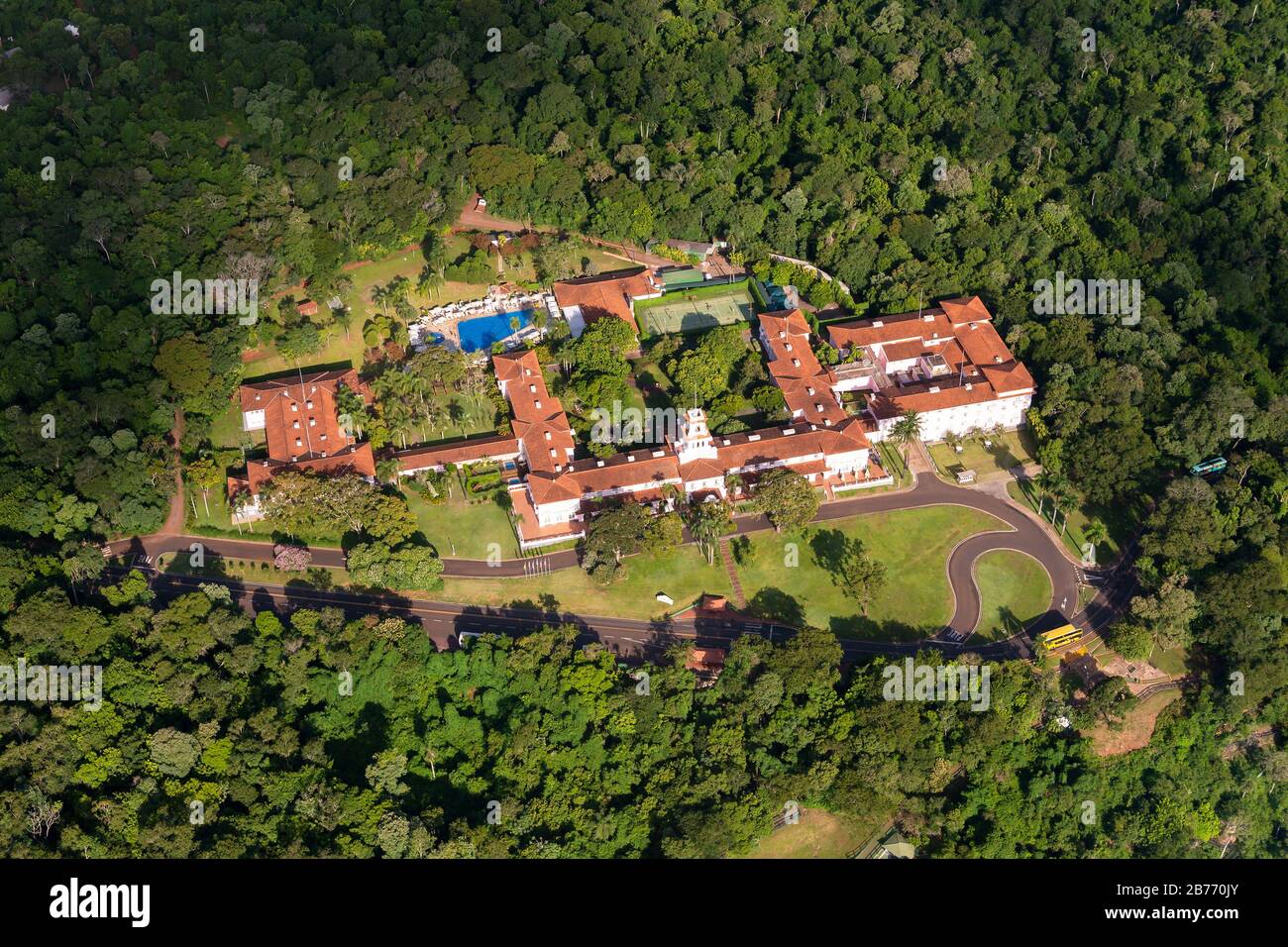Vue aérienne de Belmond Hotel das Cataratas propriété de luxe dans le parc national d'Iguazu, Brésil et entouré de forêt tropicale en Amérique du Sud. Banque D'Images